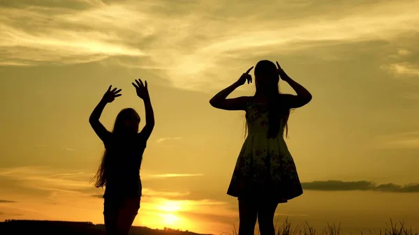 Chicas libres bailando en la playa. fiesta en el lago. hermosas chicas divirtiéndose escuchando música. Las hermanas están bailando. adolescentes novias fiesta disco . —  Fotos de Stock