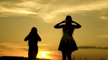 Bedava kızlar sahilde dans ediyor. Göl kenarında parti var. Güzel kızlar müzik dinleyerek eğleniyorlar. Kız kardeşler dans ediyor. Gençlerin kız arkadaşları tatil diskosu.