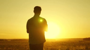 Babam kollarında en sevdiği çocuğuyla daireler çiziyor. Baba, küçük kızıyla yazın parkta güneşin altında dans eder. Aile gün batımında sahada oynar. Mutlu bir çocukluk ve aile kavramı.