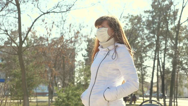 Retrato de uma turista mulher usando uma máscara protetora na rua. Proteção contra vírus e bactérias. Coronavírus pandémico. o conceito de saúde e segurança, N1H1 coronavírus, proteção do vírus — Fotografia de Stock