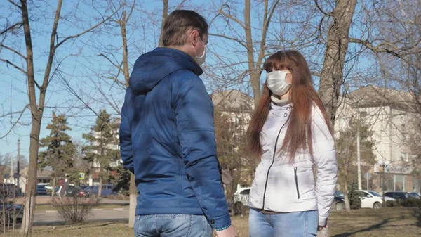 코로나 바이러스. 보호용 마스크를 쓴 어린 소녀와 보호용 마스크를 쓴 남자가 거리에서 만난다. 전염병 코로나 바이러스. 거리의 관광객들은 바이러스로부터 보호 마스크를 쓰고 있다. 개념 건강과 안전 , N1H1 — 스톡 사진