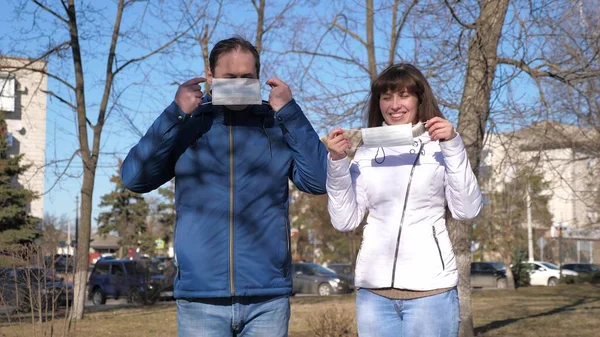 Genç kız ve erkek sokakta koruyucu maske takıyor. Sokaktaki turistler virüslerden korunmak için koruyucu maske takarlar. Salgın Koronavirüs. konsept sağlık ve güvenlik, N1h1 koronavirüs, virüs koruması