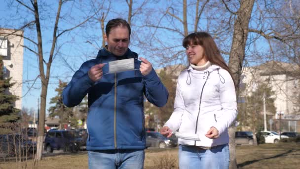 Joven y el hombre llevan una máscara protectora en la calle. turistas en la calle usan una máscara protectora de los virus. Coronavirus pandémico. concepto salud y seguridad, coronavirus N1H1, protección contra virus — Vídeo de stock