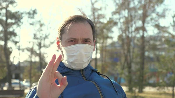 Пандемія грипу. чоловік одягає медичну захисну маску на вулицю в місті. показати добре. крупним планом. Концепція безпеки та здоров'я, коронавірус N1H1, захист від вірусів. концепція безпеки та здоров'я . — стокове фото