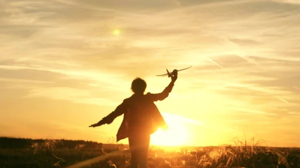 Kız pilot ve astronot olmak istiyor. Ağır çekim. Mutlu kız gün batımında oyuncak bir uçakla sahada koşuyor. Çocuklar oyuncak uçak oynuyorlar. Gençler uçmayı ve pilot olmayı hayal eder..