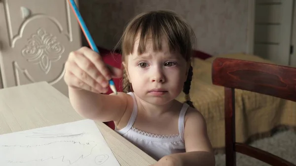 Dzieciak rysuje na białym papierze. Cute little girl artysta kredki dziecko w pokoju przy stole. skupiony inteligentny przedszkolak cieszący się kreatywnym hobby artystycznym w domu aktywności. koncepcja rozwoju dzieci — Zdjęcie stockowe
