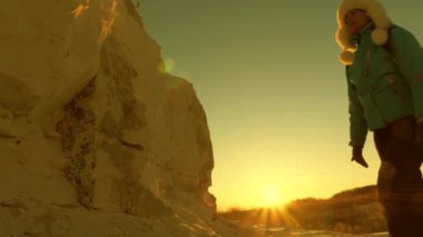 Özgür kadın gezgin el ele dağa tırmanıyor. Dağcılar bir dağa tırmanır. Turistlerden oluşan bir takımda çalışmak. Gün batımında dağlara bir gezi. İş adamları birbirlerini sigortalarlar..