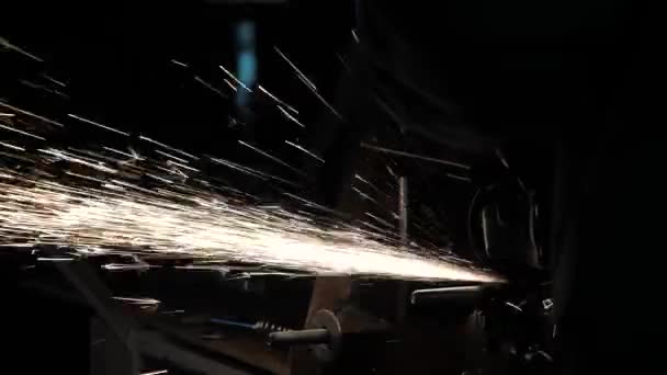 Dělník v továrně zpracovává kov, jiskry létají. detailní záběr. Kruhová pila řeže kov v dílně. muž pracuje na dobyvateli. kovoobrábění v továrně. — Stock video