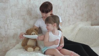 Tatlı bebek karantinaya alınmış, oyuncak ayıya tıbbi maske takmış. Bebek hastanede oynuyor. Oyun, doktor hemşireymiş gibi davranır, veteriner olur, hayali bir hastayı tedavi eder. Çocukların takım çalışması. ev oyunları.
