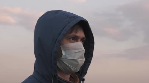 Grippe pandémique. Un homme en masque de protection médicale et capuche dans l'une des rues de la ville. Concept de santé et de sécurité, coronavirus N1H1, protection contre le virus. Concept de santé et de sécurité. apocalypse de l'humanité — Video