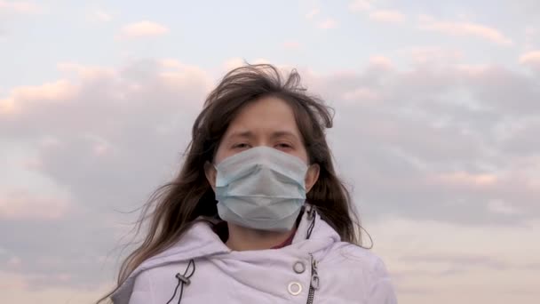 Πανδημία του Coronavirus. Γυναίκα τουρίστρια που φοράει προστατευτική μάσκα στο δρόμο. Προστασία από ιούς και βακτήρια. η έννοια της υγείας και της ασφάλειας, N1H1 coronavirus, προστασία από ιούς — Αρχείο Βίντεο