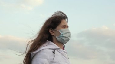 Virüs ve bakterilere karşı koruma. Sokakta koruyucu maske takan bir kadın turist. Salgın Koronavirüs. konsept sağlık ve güvenlik, N1H1 koronavirüs, virüs koruması