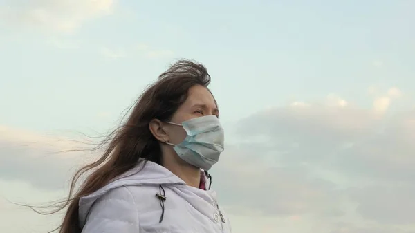 바이러스 와 박테리아 로부터 보호 한다. 길에서 보호용 마스크를 쓰고 여행하는 여성. 전염병 코로나 바이러스. 개념 건강 과 안전 , N1H1 코로나 바이러스, 바이러스 보호 — 스톡 사진