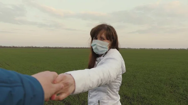 Coronavirus pandémico. turista mujer libre con una máscara protectora en la calle. Protección contra virus y bacterias. concepto salud y seguridad, coronavirus N1H1, protección del virus. lucha contra el apocalipsis . —  Fotos de Stock