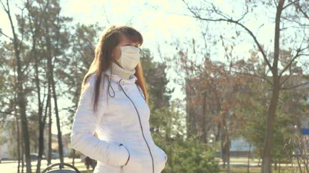 Szabad nő turista visel védő maszkot az utcán. Vírusok és baktériumok elleni védelem. Pandémiás Coronavirus. egészség és biztonság, N1H1 koronavírus, vírusvédelem — Stock videók