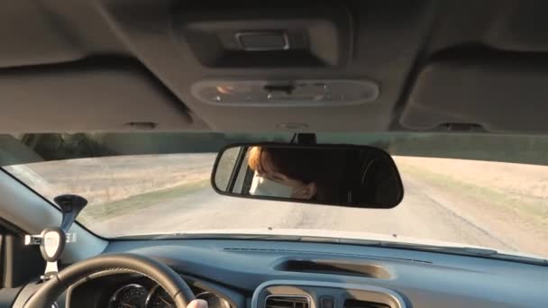 Koncepce pandemického koronaviru. Svobodná dívka cestuje v masce v autě. ochrana proti virům a bakteriím. Holka jezdí v autě. Zdravá mladá žena v ochranné sterilní lékařské masky řídí auto. — Stock video