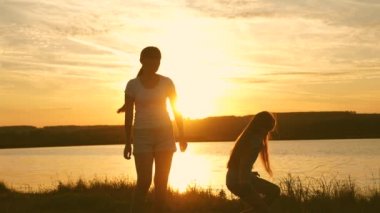 Bedava kızlar sahilde dans eder. Göl kenarında parti, çocuklar dans ediyor. Güzel sağlıklı kızlar müzik dinlemekten hoşlanırlar. Kız kardeşler dans ediyor. Gençlerin kız arkadaşları tatil diskosu.