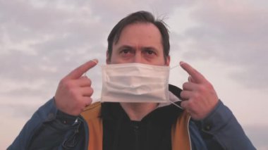 Salgın hayatta kalma konsepti. Virüs ve bakterilere karşı koruma. Gün batımında koruyucu bir maske takan özgür bir kadın. Sağlık ve güvenlik konsepti, koronavirüs N1H1, koruma.
