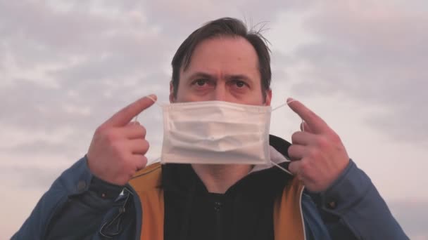 Salgın hayatta kalma konsepti. Virüs ve bakterilere karşı koruma. Gün batımında koruyucu bir maske takan özgür bir kadın. Sağlık ve güvenlik konsepti, koronavirüs N1H1, koruma. — Stok video