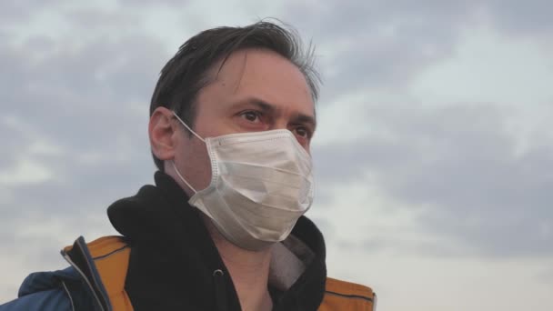 Pandemic survival concept. Protection against viruses and bacteria. free man wearing a protective medical mask in sunset light. health and safety concept, coronavirus N1H1, protection. — Stock Video