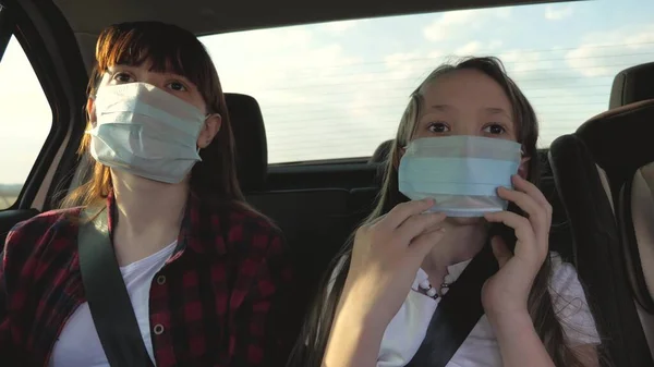 保護滅菌医療マスクの健康な若い女性は車を運転します。大流行性コロナウイルスの概念です。無料の女の子は車の中でマスクに旅行します。ウイルスや細菌から保護します。女の子が車に乗って — ストック写真