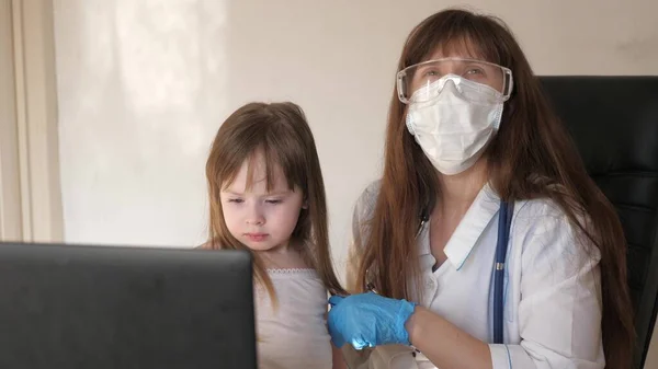 Médico pediatra feminino examina uma menina bebê bonito saudável feliz. O bebé brinca com um médico. conceito de saúde. verificar a infecção da criança. pneumonia de perigo. epidemia e pandemia covid-19 — Fotografia de Stock