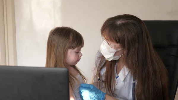 Médico pediatra feminino examina uma menina bebê bonito saudável feliz. O bebé brinca com um médico. conceito de saúde. verificar a infecção da criança. pneumonia de perigo. epidemia e pandemia covid-19 — Fotografia de Stock