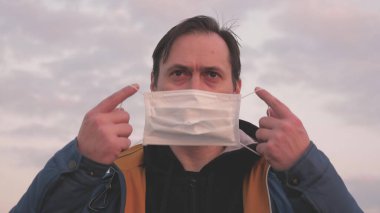 Salgın hayatta kalma konsepti. Virüs ve bakterilere karşı koruma. Gün batımında koruyucu bir maske takan özgür bir kadın. Sağlık ve güvenlik konsepti, koronavirüs N1H1, koruma.