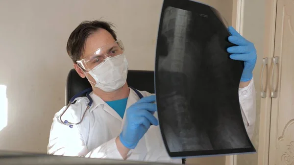 Médecin au bureau examine une radiographie du patient à l'hôpital. Un médecin travaille dans un bureau d'hôpital. Soins médicaux et concept de soins de santé. pandémie de coronavirus, pneumonie traitement par COVID-19 — Photo