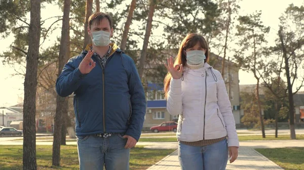 건강 한 남녀가 거리에서 보호용 마스크를 쓰고 있고, 괜찮아 보 입니다. 자유 로운 사람들은 바이러스를 위해 의료용 마스크를 쓰고 있습니다. 건강과 안전의 개념 대유행성 코로나 바이러스, 코로나 바이러스 N1H1, 바이러스 보호 — 스톡 사진