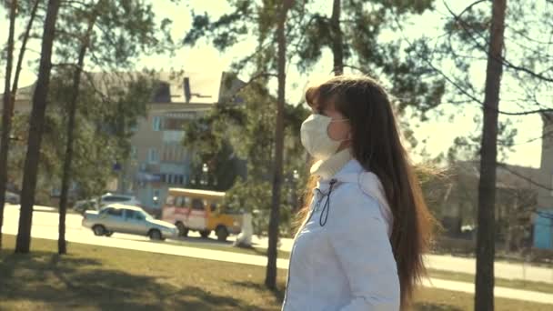 Portrait of a woman tourist wearing a protective mask on the street. Protection against viruses and bacteria. Pandemic Coronavirus. the concept health and safety, N1H1 coronavirus, virus protection — Stock Video