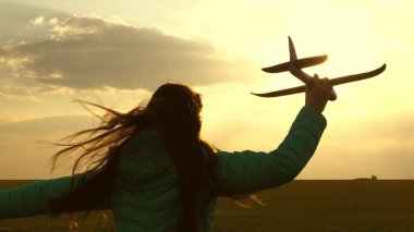 Mutlu kız gün batımında oyuncak bir uçakla sahada koşuyor. Çocuklar oyuncak uçak oynuyorlar. Gençler uçmayı ve pilot olmayı hayal ederler. Kız hem pilot hem de astronot olmak istiyor. Yavaş çekim