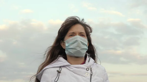 건강 한 여성 관광객 이 거리에서 보호용 마스크를 쓰고 있습니다. 전염병 코로나 바이러스. 의료용 마스크를 쓴 자유 소녀. 바이러스 와 박테리아 로부터 보호 한다. 개념 건강 과 안전 , N1H1 — 스톡 사진