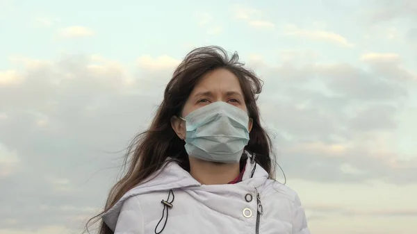 Healthy woman tourist wearing a protective mask on street. Pandemic Coronavirus. free girl in a medical mask. Protection against viruses and bacteria. concept health and safety, N1H1 — Stock Photo, Image