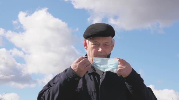 Voyageur femme en bonne santé avec un sac à dos dans un masque médical de protection marche en dehors de la ville sur la route. Coronavirus pandémique. homme libre Protection contre les virus et les bactéries. Concept de santé et sécurité — Video