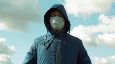 Grip salgını. Bir adam şehirde sokakta tıbbi koruyucu bir maske takıyor. Yakın plan. Sağlık ve güvenlik konsepti, Coronavirus N1h1, virüs koruması. sağlık ve güvenlik kavramı.