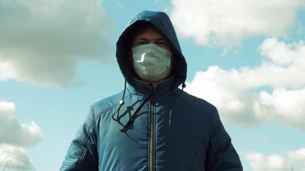 Пандемія грипу. чоловік одягає медичну захисну маску на вулицю в місті. крупним планом. Концепція безпеки та здоров'я, коронавірус N1H1, захист від вірусів. концепція безпеки та здоров'я . — стокове відео