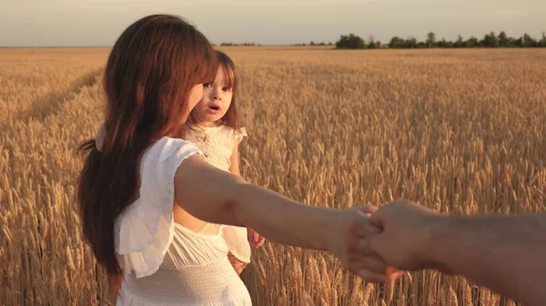 Gratuit Happy jeune famille avec un enfant voyage en été sur le terrain. Mère, père et fillettes en bonne santé profitant de la nature ensemble, à l'extérieur. Au ralenti. Viens avec moi main dans la main — Photo