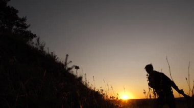 Gezginler. Özgür turistler gün batımında el ele tutuşarak yokuş yukarı tırmanıyorlar. Özgür bir adam ve kadın el ele tutuşup tepeye tırmanırlar. Tatilde mutlu bir aile. İş adamlarından oluşan takım çalışması. Macera Gezginleri.