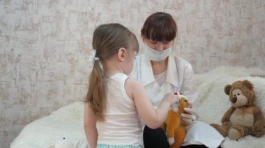 Sağlıklı çocuklar koruyucu bir maskenin içinde tıbbi şırıngayla oynarlar. At ve ayı oyuncakları için iğne. Oyun doktor gibi davranır, hemşire, hastayı aşıyla tedavi eder. Çocuk hastanede oynuyor..