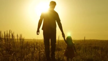 Küçük kız ve baba el ele tutuşarak sahada dolaşıyorlar. Çocuk babasının elini tutuyor. Aile akşam şehir dışına çıkar. Baba ve bebek parkta dinleniyorlar. Çocuk babasıyla oynuyor.