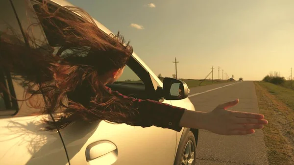 Özgür bir kadın arabayla seyahat eder. Rüzgarı arabanın camından yakalar. Uzun saçlı kız arabanın ön koltuğunda oturuyor, kolunu camdan uzatıyor ve güneşin batışının parıltısını yakalıyor.