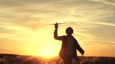 Kız pilot ve astronot olmak istiyor. Ağır çekim. Mutlu kız gün batımında oyuncak bir uçakla sahada koşuyor. Çocuklar oyuncak uçak oynuyorlar. Gençler uçmayı ve pilot olmayı hayal eder..