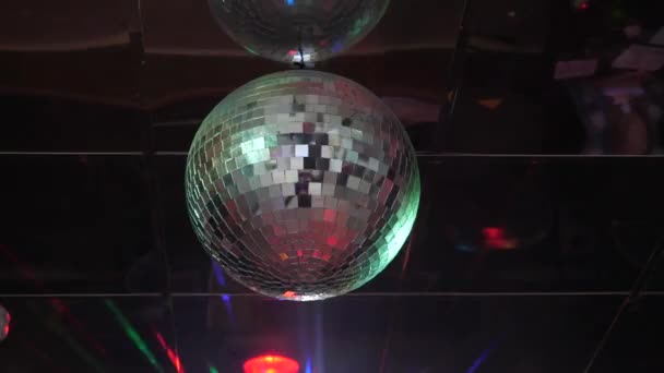 Boule miroir réfléchit la lumière blanche sur un fond noir. vacances au club discothèque. spectacle de lumière colorée. Spectacle lumineux sur scène .