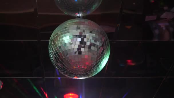 Boule miroir réfléchit la lumière blanche sur un fond noir. vacances au club discothèque. spectacle de lumière colorée. Spectacle lumineux sur scène . — Video