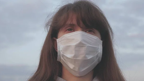 無料の健康な女性が路上で保護医療マスクを着用しています。ウイルスや細菌からの保護。健康と安全の概念コロナウイルスN1H1 、保護。マスクの観光客の女の子 — ストック写真