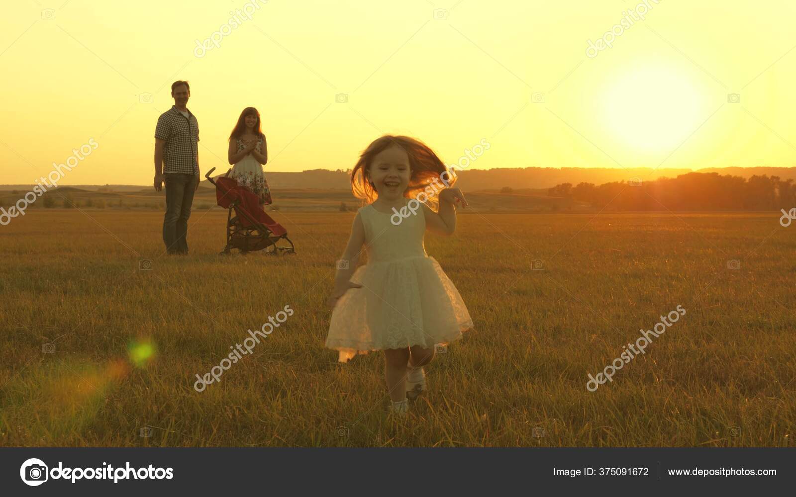 Nino Feliz Y Los Padres Caminan Al Atardecer Papa Abraza A La Hija Y Gira En