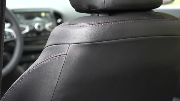 Assentos de couro de luxo no carro. Assento de couro preto cobre no carro. design de interiores de carro de couro bonito. assentos de couro elegantes no carro . — Fotografia de Stock