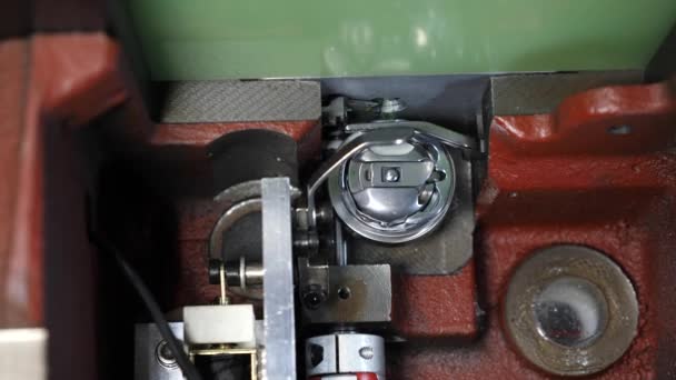 Voici un gros plan d'une bobine de machine à coudre. navette pour machine à coudre 