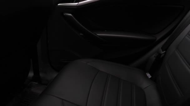 Beau design d'intérieur de voiture en cuir. Housses de sièges en cuir noir dans la voiture. sièges arrière en cuir artificiel dans la voiture. beau design d'intérieur de voiture en cuir. sièges en cuir de luxe dans la voiture. Doucement. — Video